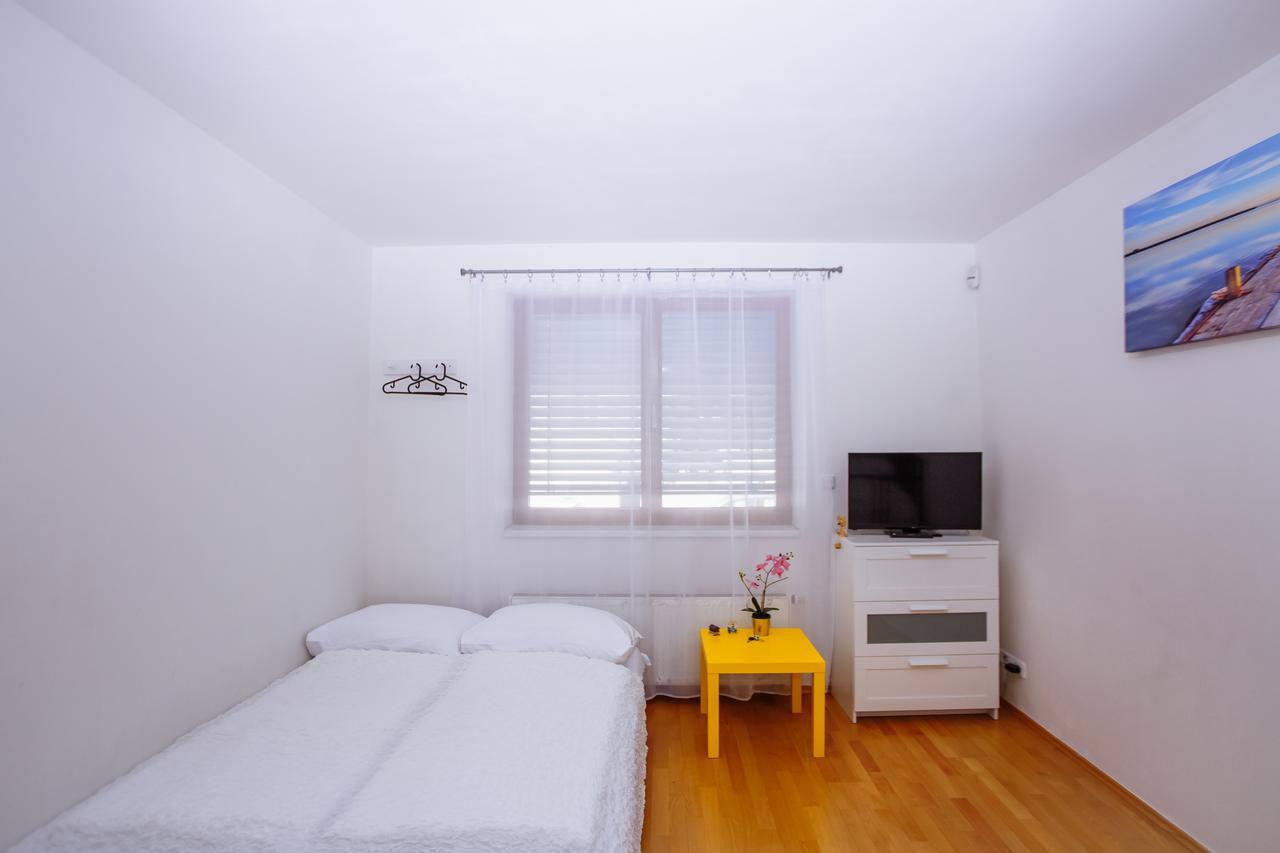 Beautiful Apartment In Central Residence براغ المظهر الخارجي الصورة
